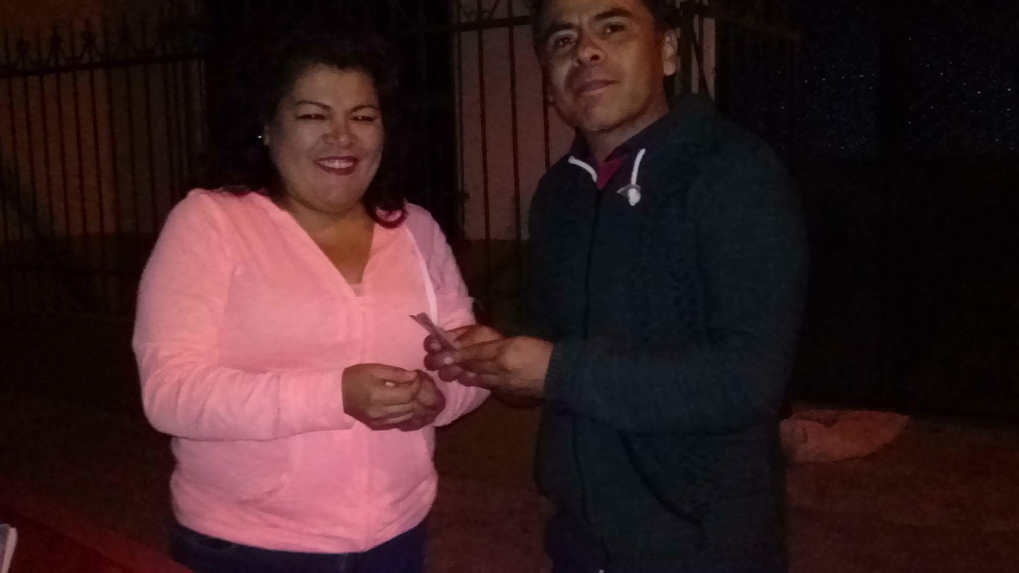 Chelita entregando el dinero