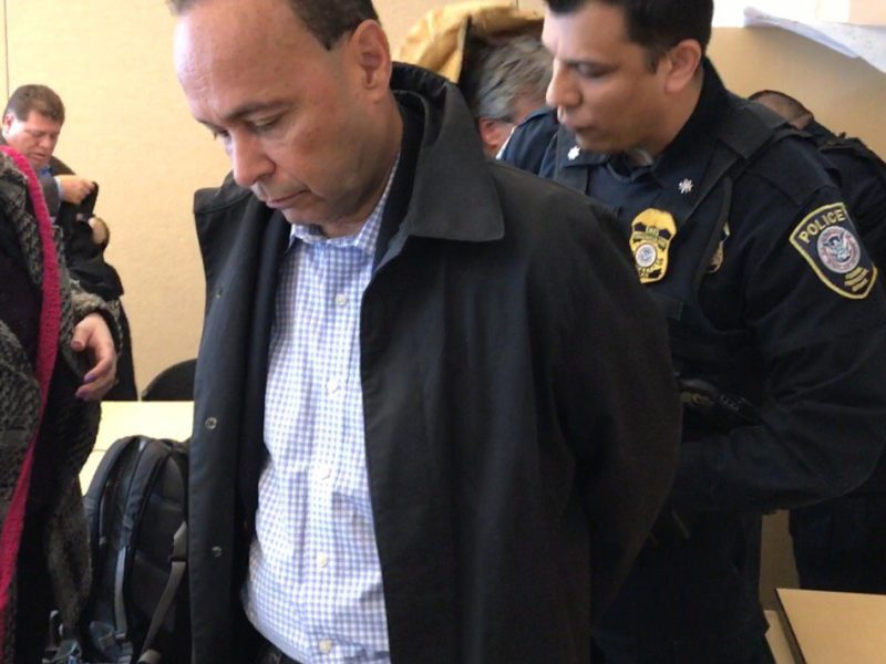 Congresista Luis Gutiérrez fue esposado y arrestado en las instalaciones de ICE de Chicago