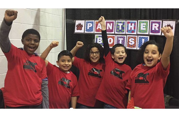 Niños latinos sufren ataque racista durante concurso de robótica: "Regresen a México"