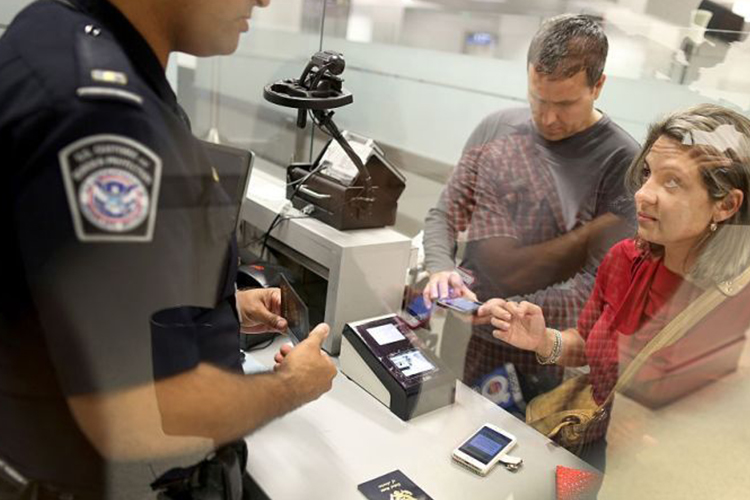 ¿Pueden los agentes de migración revisar mi celular y redes sociales?