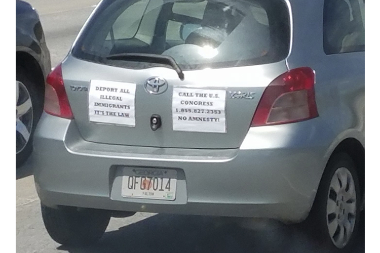 Automóvil en Oregon llama a deportar a todos los inmigrantes ilegales