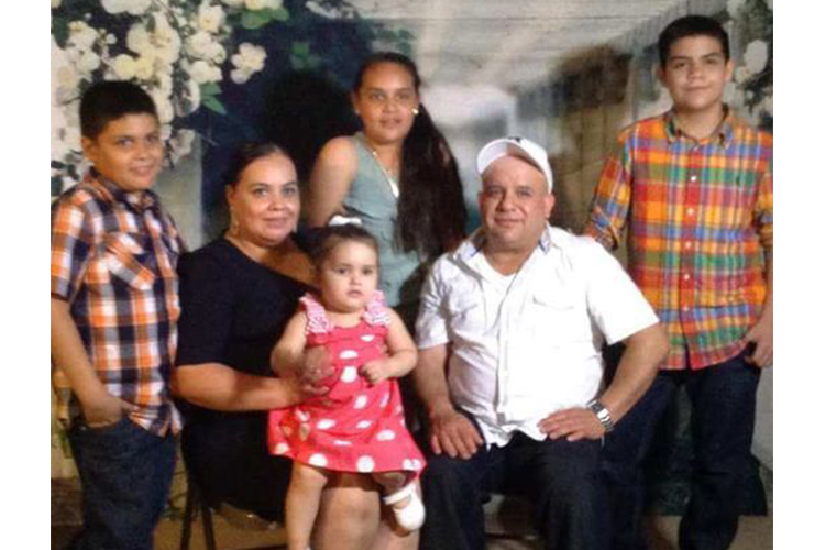 ICE arresta a mujer sin antecedentes y madre de 4 niños; Iglesia suplica que no la deporten