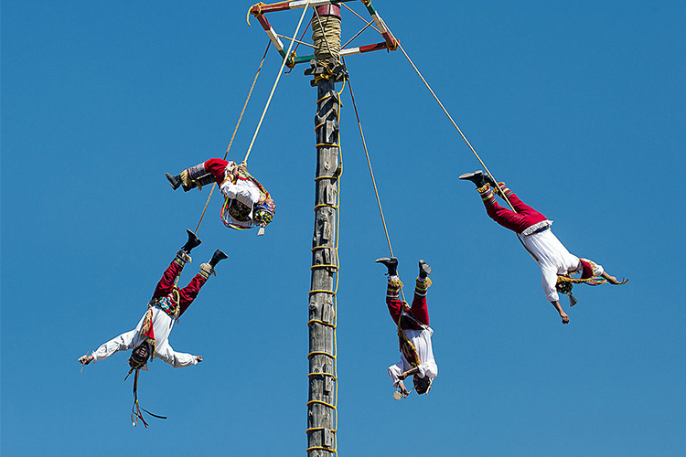 Los voladores de Tamaletom danzan a los dioses y piden por la fertilidad de la tierra
