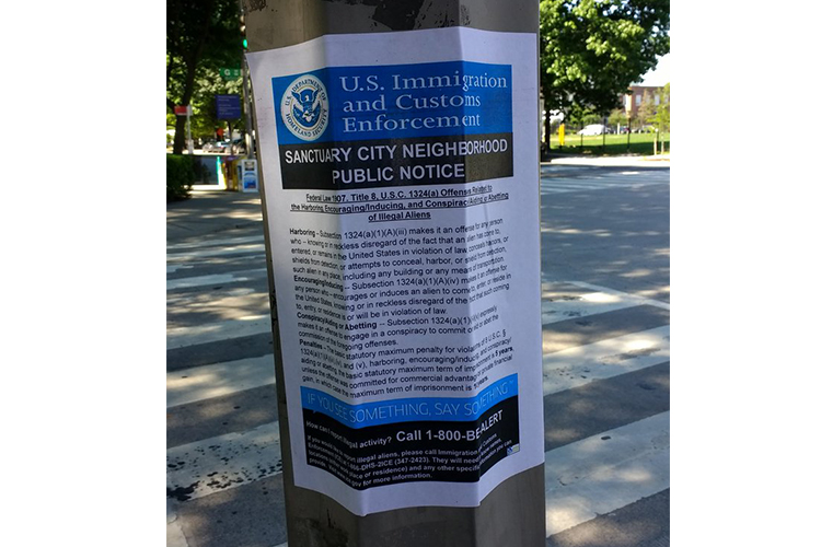 Folletos invitan a reportar a inmigrantes indocumentados con ICE en Washington