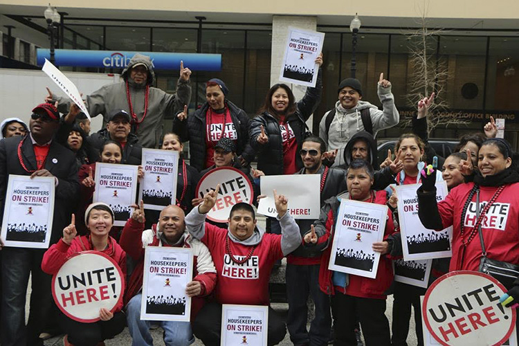 Sindicato de Chicago crea tono en teléfono móvil para frenar arrestos y deportaciones de migrantes