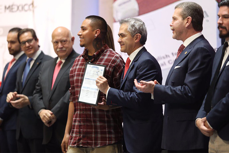 Certifican idioma inglés a migrantes repatriados a México