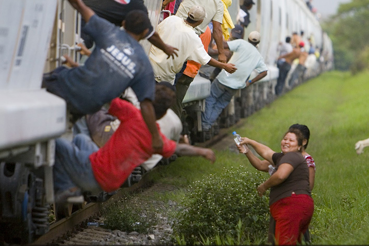 Universitarios premian con la medalla 'Corazón de León' a “Las Patronas” de Veracruz