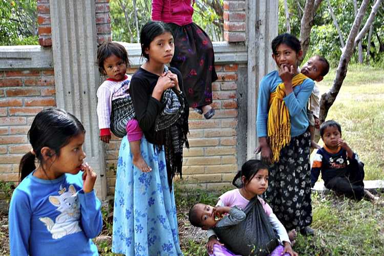 DESDE ACÁ… Las niñas de Santa Inés del Monte y los expertos en pobreza