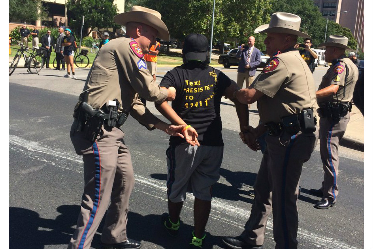 15 jóvenes arrestados durante las protestas en defensa de DACA en Texas
