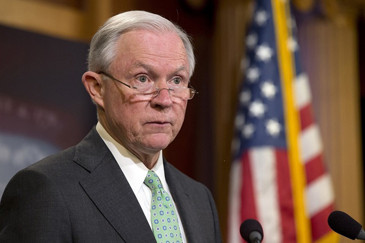 Jeff Sessions arremete contra las Ciudades Santuario y elogia a Miami-Dade