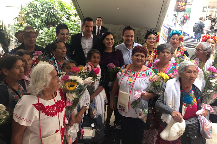 Adultos mayores de Oaxaca se reencuentran con sus hijos migrantes en California