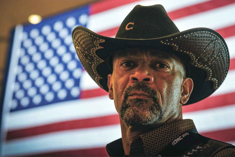 El alguacil David Clarke renuncia como Sheriff del Condado de Milwaukee