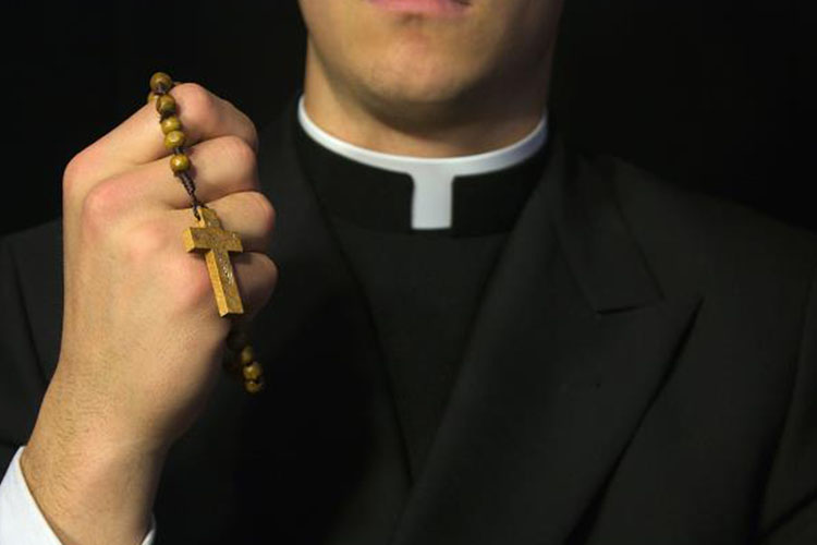 El sacerdote nació en Vietnam y huyó a Estados Unidos durante la guerra vietnamita