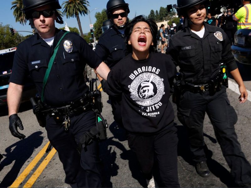 Este jueves, nueve dreamers fueron detenidos en Los Ángeles, California, tras realizar un bloqueo de media hora en una concurrida intersección