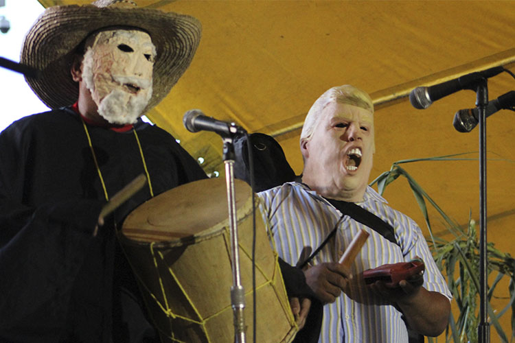 Huehuentón porta máscara de Donald Trump