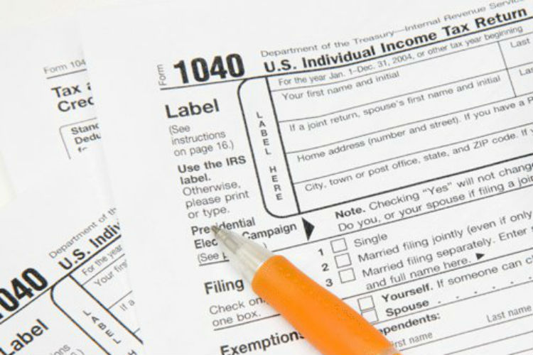 Evadir impuestos podría ser causa para negarle a un inmigrante indocumentado la residencia permanente en caso de que algún día califique para el beneficio.