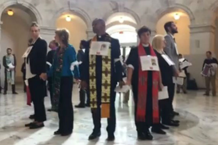 Por defender a los dreamers y a sus familias, este día fueron detenidos alrededor de 14 líderes religiosos que protestaban en el Senado