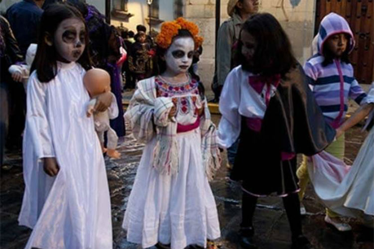 Este martes, 20 niños que salieron a la calle a pedir su calaverita fueron detenidos por policías municipales en La Concordia.
