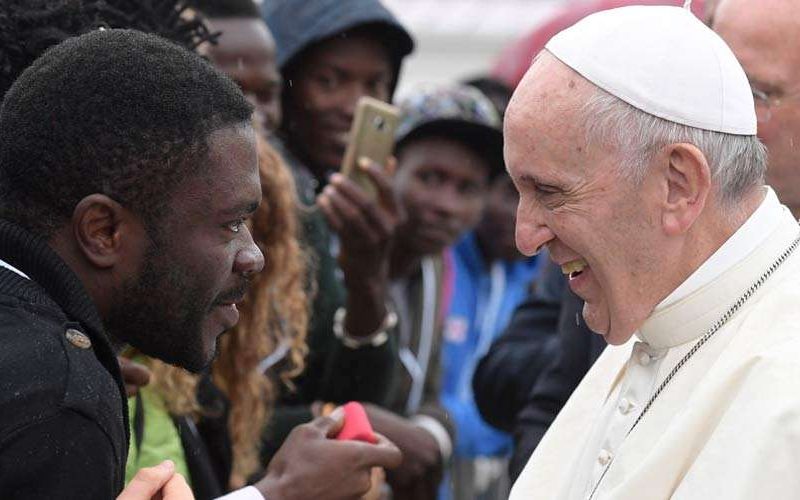 El Papa saluda a un inmigrante durante su reciente viaje a Bologna. Foto: L'Osservatore Romano