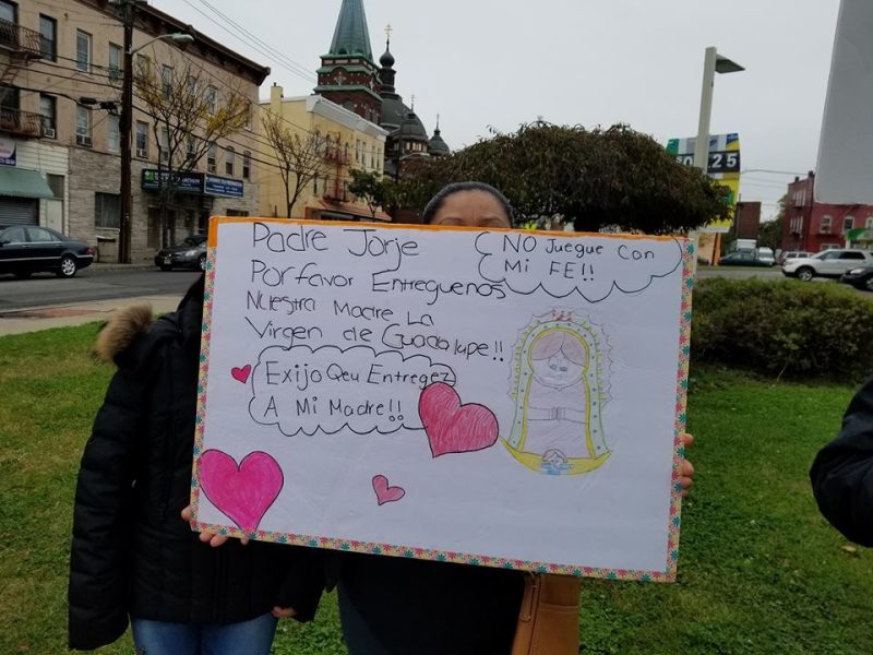 Este domingo, los devotos a la Virgen de Guadalupe en Passaic se reunieron para protestar frente a la Iglesia de Santa María por la destrucción de un altar.