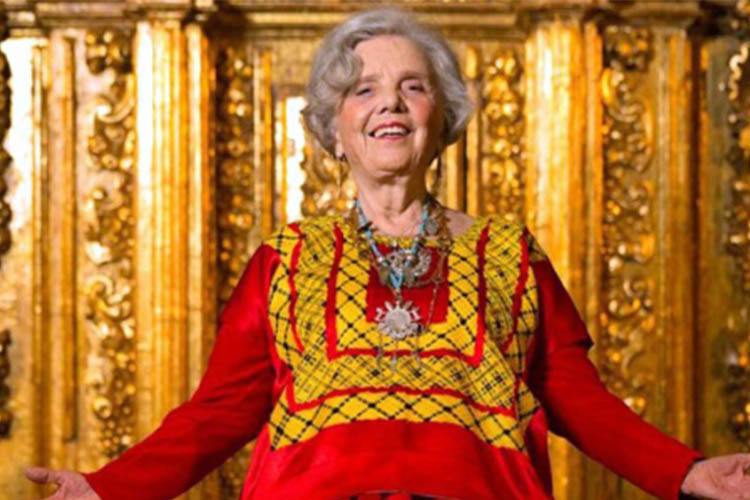 Cuando Poniatowska recibió el premio Cervantes en 2013, vistió un atuendo hecho por mujeres del Istmo, un huipil rojo de cadenilla