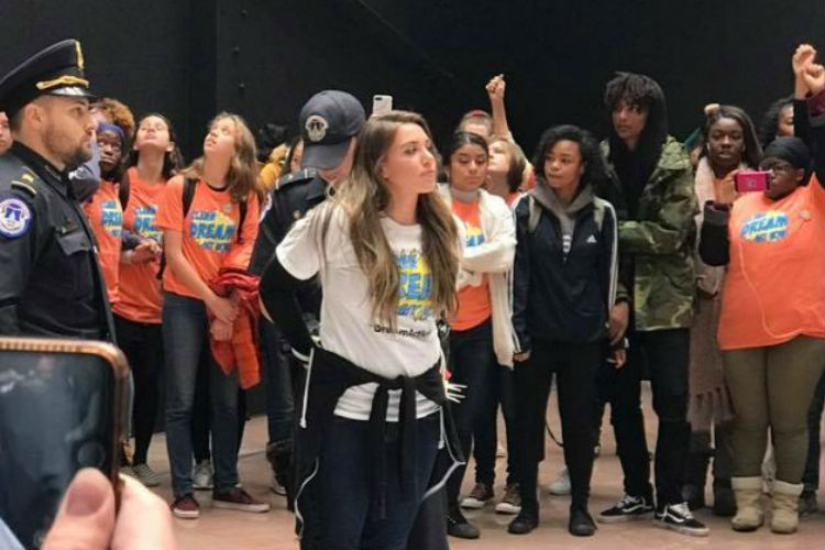 Este mañana, en el marco de la mega manifestación Dream Act Now! varios activistas fueron arrestados cuando tomaron el edificio del Senado.