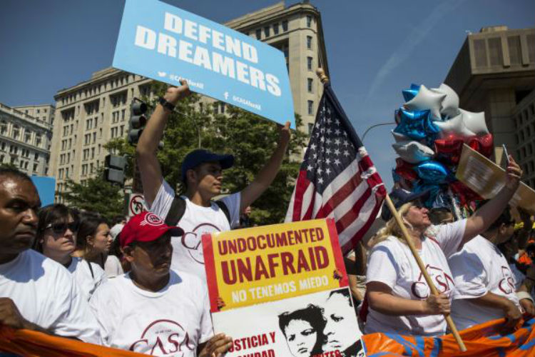 Decenas de dreamers denunciaron que a pesar de haber enviado el papeleo a tiempo el Servicio Postal demoró demasiado en entregarlo.