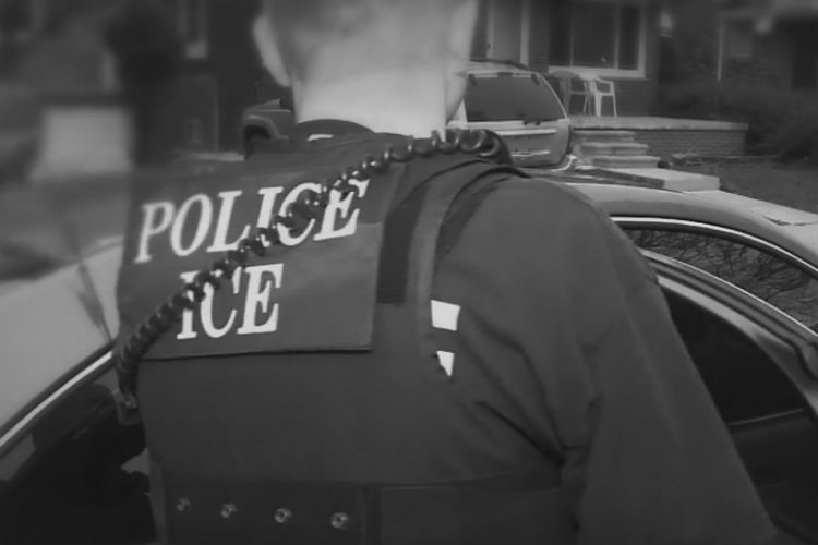 CARECEN aseguró que los oficiales retienen a los indocumentados que tienen en custodia sin una orden sin una orden judicial para entregarlos a ICE.