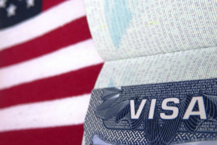 John Cronan cobraba alrededor de  3 mil dólares por solicitud y defraudó tanto a sus clientes como al gobierno entre 2013 y 2017.