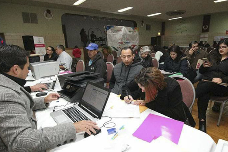Zacatecanos aprovechan primer día de la Feria DIFerente Binacional de Chicago