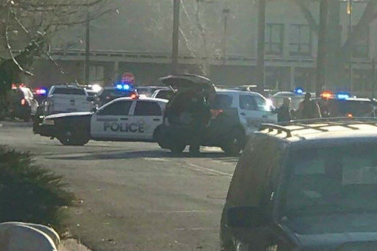 Al menos una docena de personas resultaron heridas en un tiroteo ocurrido en una escuela de la pequeña localidad de Aztec.