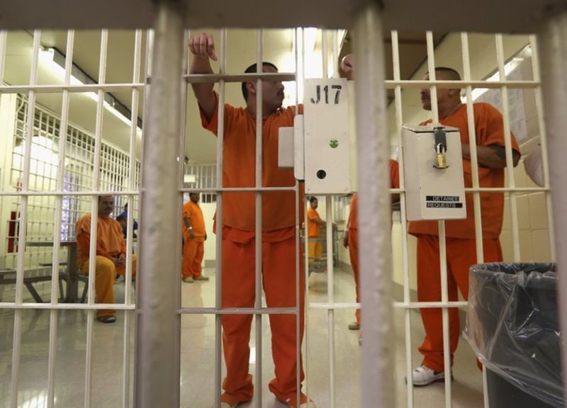 Empresas que detienen a migrantes se benefician del COVID-19