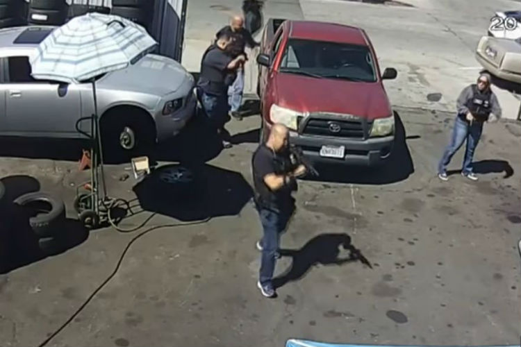 Armados con rifles semiautomáticos y chalecos antibalas los oficiales ingresaron a un taller automotriz ubicado en el sur de Los Ángeles.