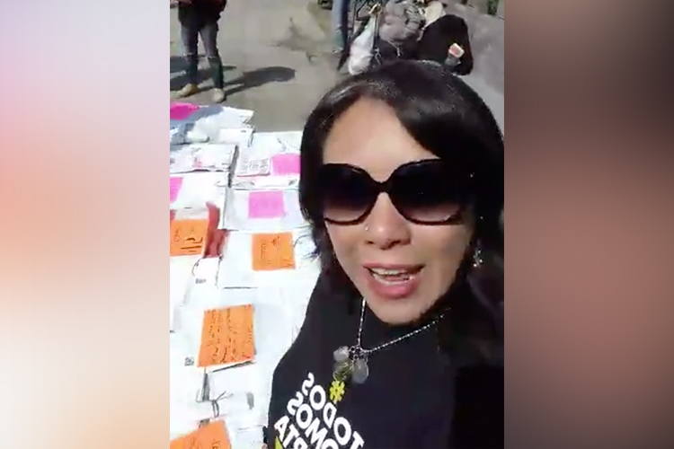 A un año de la administración Trump, Deportados Unidos en la Lucha se planto fuera de la embajada de EU en México para devolver sus costales de la "vergüenza".