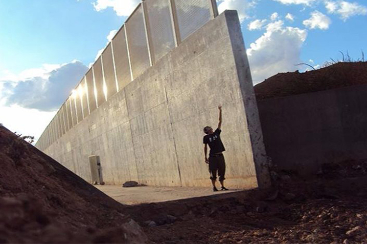 El demócrata Luis Gutiérrez dijo este sábado que está listo para dar su firma al presidente Donald Trump para que construya su muro.