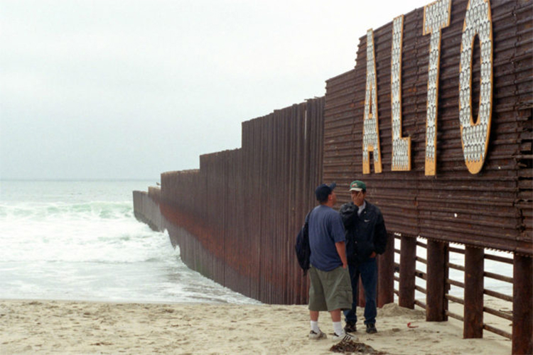 Chuck Schumer, retiró su oferta de dotar fondos para la construcción del muro con México en las negociaciones presupuestarias.