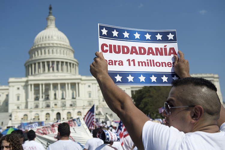 Ambos Concejales esperan que Joe Biden cumpla sus promesas de campaña y otorgue la ciudadanía a cerca de 11 millones de migrantes indocumentados en EEUU.