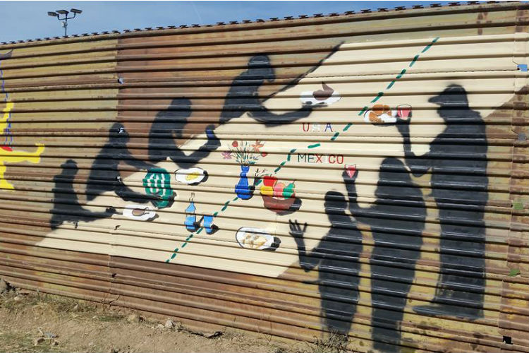 El Parque de la Amistad fue inaugurado en 1971 en la orilla del Océano Pacífico en la frontera entre México y Estados Unidos y su propósito es fomentar la convivencia entre las personas de ambos países.