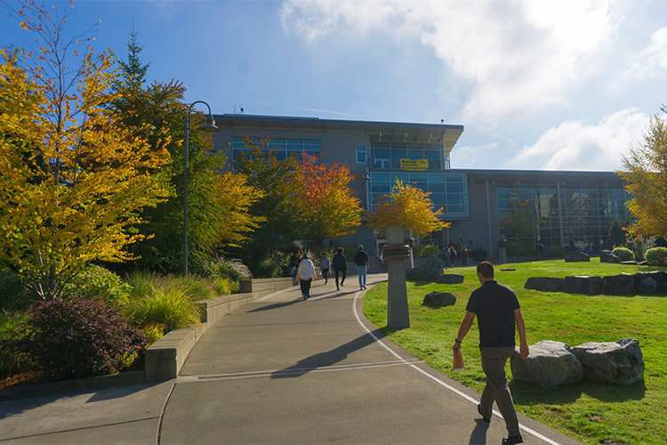 A tan solo dos días de los terribles hechos ocurridos en Florida, autoridades de Estados Unidos se movilizaron y rodearon una universidad ubicada en Seattle por un reporte de disparos.