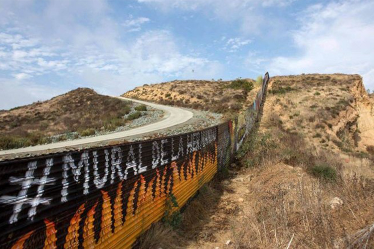 Donald Trump dijo que los mil 600 millones de dólares aprobados por el Congreso para la construcción del muro es el abono inicial y que la construcción comenzará de inmediato.