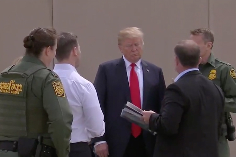 Esta tarde, el presidente Donald Trump aterrizó en San Diego, California, para iniciar su primera visita al Estado Dorado.