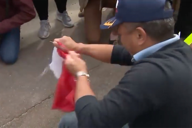 En el marco de la vista a California del Estados Unidos, Donald Trump, simpatizantes del magnate rompieron con sus manos la bandera de México
