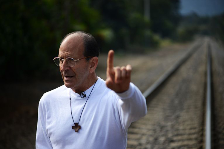 El Padre Alejandro Solalinde dijo que el muro fronterizo será “el monumento más grande que se haya construido a la estupidez, porque no va a servir para nada”.