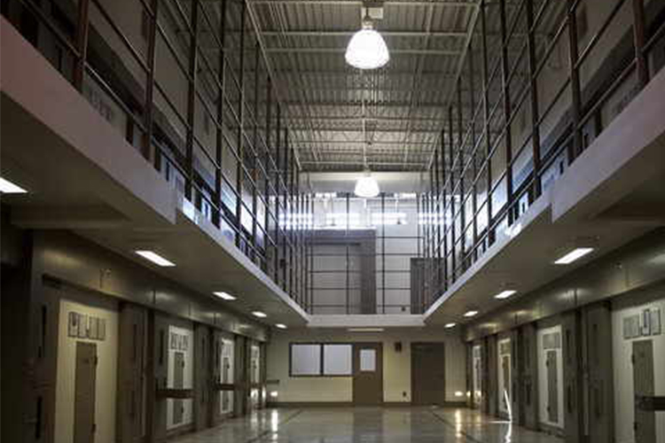 A pesar de la queja de distintas organizaciones civiles por la situación a la que se enfrentan los migrantes en las prisiones, legisladores Republicanos están a favor de la medida.