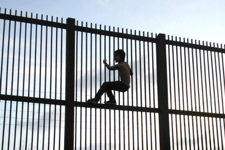 Este día la Casa Blanca anunció que respaldará la propuesta de un paquete presupuestario de 1.3 billones de dólares, esta propuesta incluye otorgar 641 millones para la construcción y remplazo de barreras fronterizas con México.