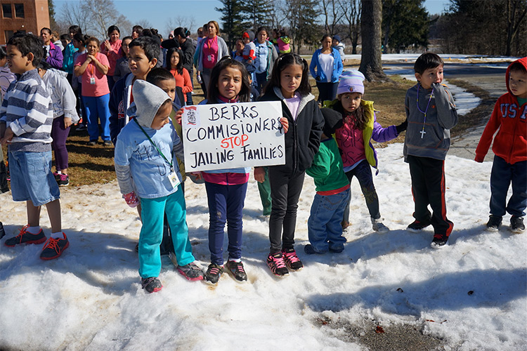 El Centro de Detención Familiar de Inmigrantes Berks, Pensilvania, es una instalación  operadas por ICE para la detención de familias inmigrantes que buscan asilo, sin embargo, a diario se violan los derechos de sus residentes.