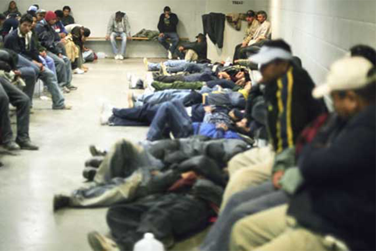 Los Ángeles Times demandó en un editorial eliminar la práctica de pagar un dólar por día a los indocumentados en los centros de migración.