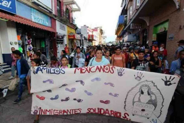 El gobierno de Oaxaca brinda ayuda humanitaria a la caravana Viacrucis Migrante, que ingresó a la entidad.