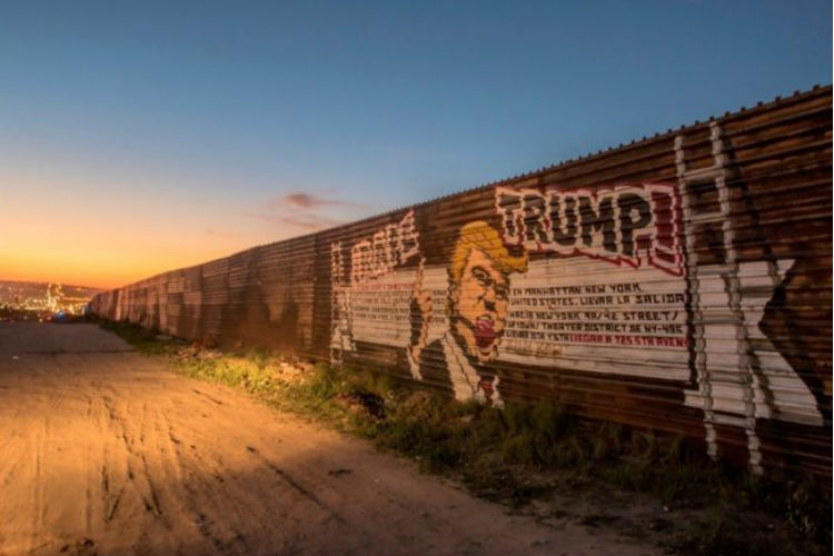 La Oficina de Aduanas y Protección Fronteriza aseguró que durante el presente año se llevarán a cabo obras en 100 millas de la frontera con México para reforzar la valla existente.