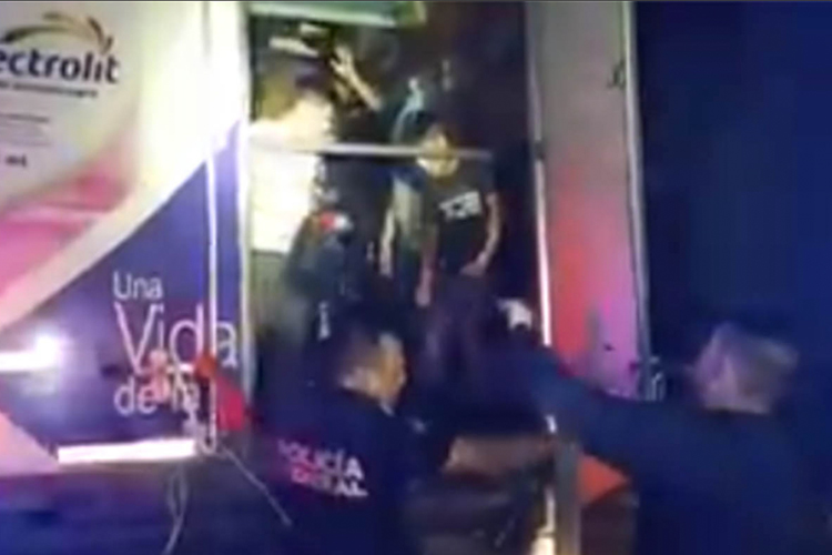 101 migrantes indocumentados guatemaltecos que viajaban en el área de carga de un tráiler en el estado de Veracruz con destino a Estados Unidos.